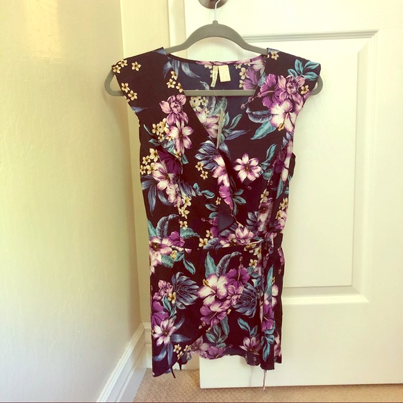 NWT✨ Floral Ruffle Peplum Wrap Top - Picture 2 of 9